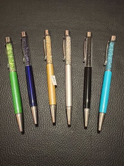 Lot de 6 stylos à bille avec strass. État...