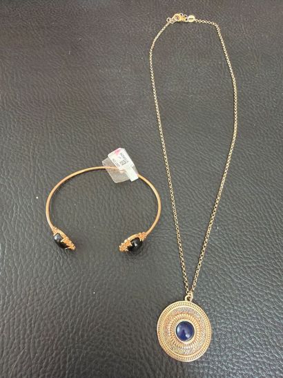 Lot comprenant une chaîne et son pendentif...
