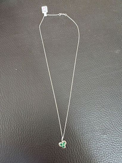 Chaîne en or blanc 9k, pendentif formant...