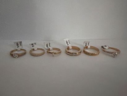 Lot de 6 bagues plaquées or serties de pierres...