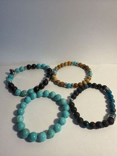 Lot de 4 bracelets en perles de pierres dures...