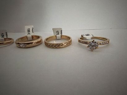 Lot de 6 bagues plaquées or serties de pierres...