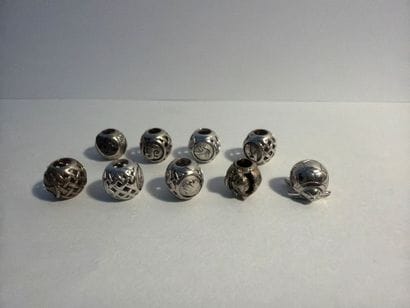 CHARMS - Lot de 9 perles de bracelet en argent...
