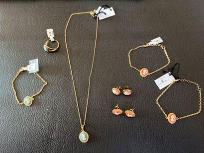 Lot de bijoux plaqués or et imitation de...