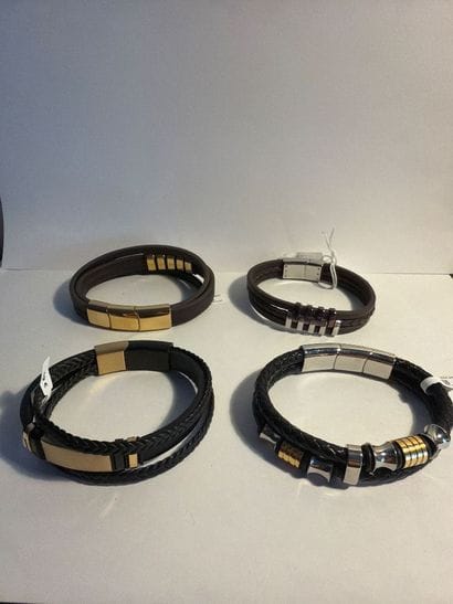 LOTUS - Lot de 4 bracelets en cuir et métal....