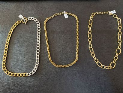 Lot de 30 chaînes en métal doré dont une...