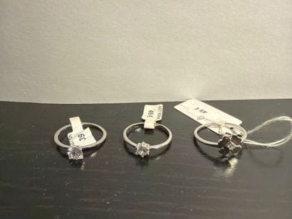 Lot de 3 bagues en argent 925‰, deux solitaires...
