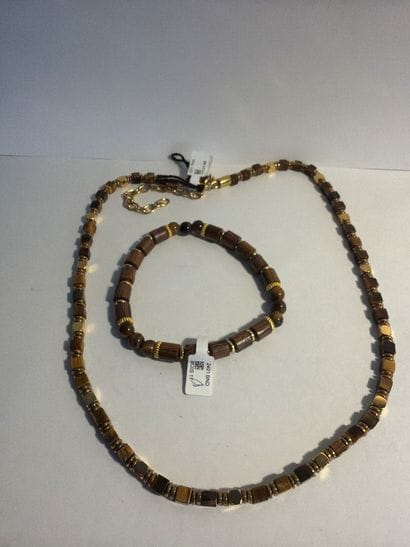 Lot d’une bracelet et d’un collier en bois...