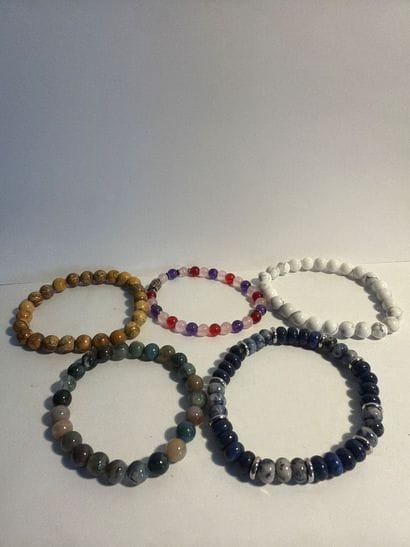 Lot de 5 bracelets en perles de pierres dures....