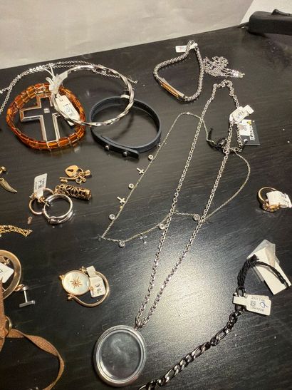 Lot de nombreux bijoux en tout genre, matériaux...