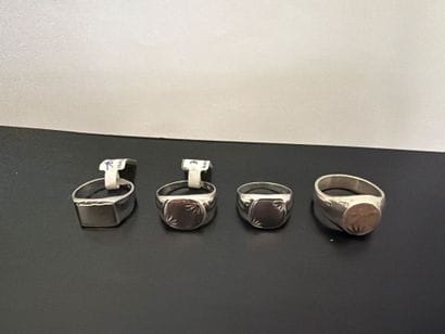 Lot de 4 chevalières en argent 925‰, décor...