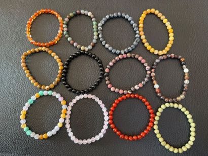 Lot de 12 bracelets élastiques en pierres...