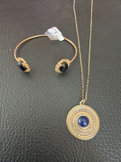 Lot comprenant une chaîne et son pendentif...