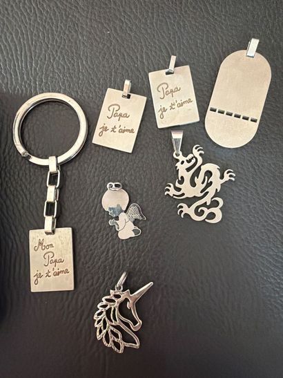 Lot de pendentif en métal, décor de signes...