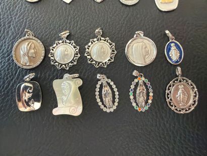 Lot de 23 médailles religieuses en argent...