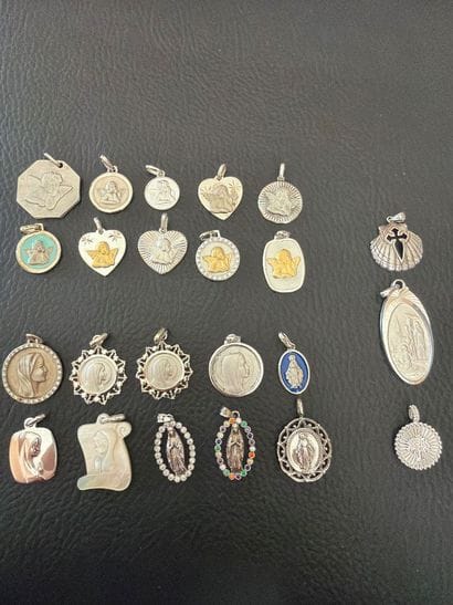Lot de 23 médailles religieuses en argent...
