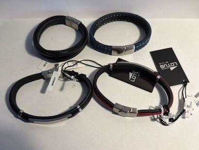 LOTUS - Lot de 4 bracelets en cuir et métal....
