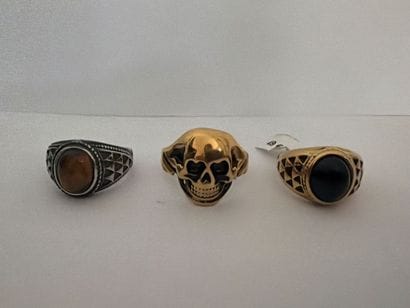 Lot de 3 bagues, l’une surmontée d’un cabochon...