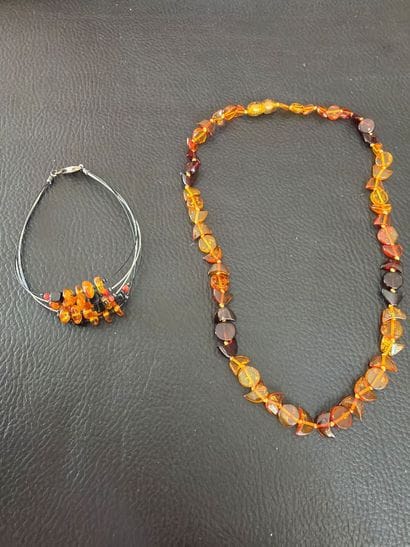 Lot comprenant un collier en résine orange...