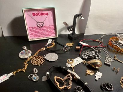 Lot de nombreux bijoux en tout genre, matériaux...