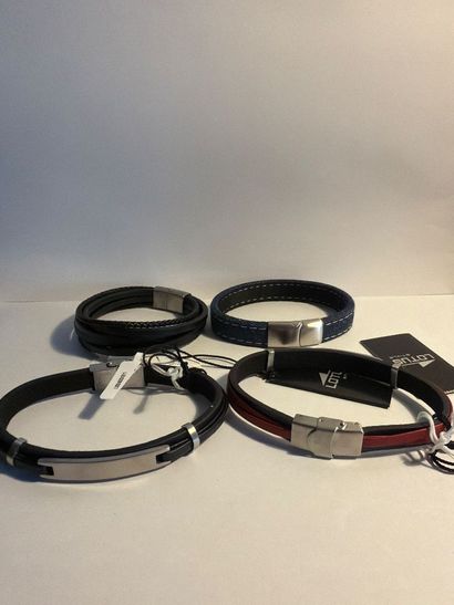 LOTUS - Lot de 4 bracelets en cuir et métal....