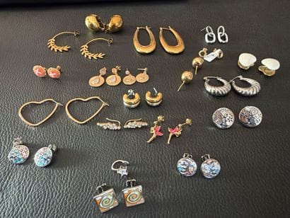 Lot de d’une quinzaine de paires de boucles...