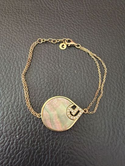 JOURDAN - Bracelet en vermeil, médaille nacrée....