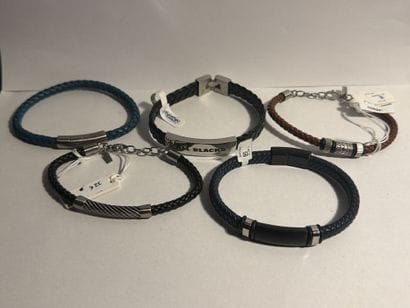 LOTUS - Lot de 5 bracelets en cuir. État...