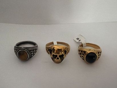 Lot de 3 bagues, l’une surmontée d’un cabochon...