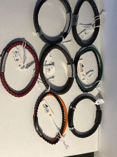 LOTUS - Lot de 7 bracelets en cuir et métal....