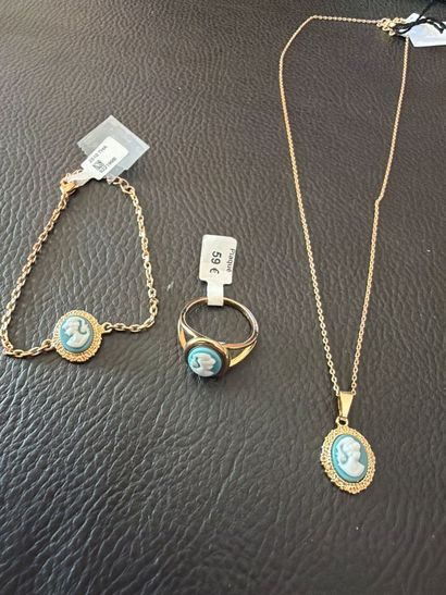 Lot de bijoux plaqués or et imitation de...