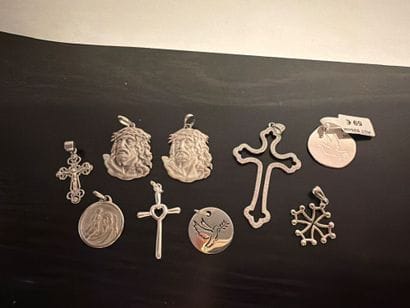 Lot de médailles et pendentifs religieux...
