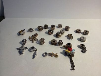 CHARMS - Lot de 23 perles pour bracelet en...