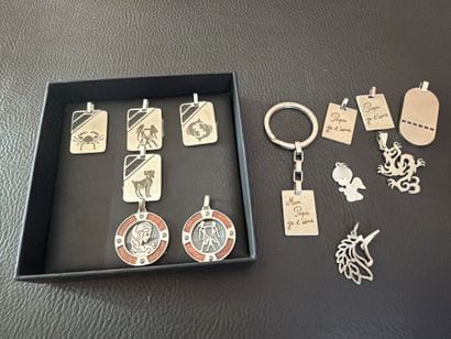 Lot de pendentif en métal, décor de signes...