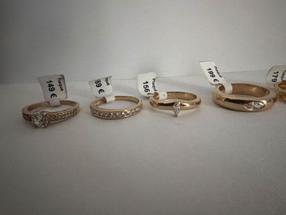Lot de 6 bagues plaquées or serties de pierres...