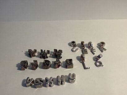 CHARMS - Lot de 19 perles de bracelets et...