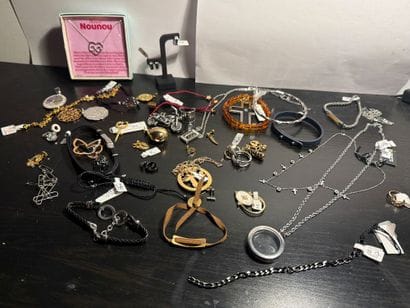Lot de nombreux bijoux en tout genre, matériaux...