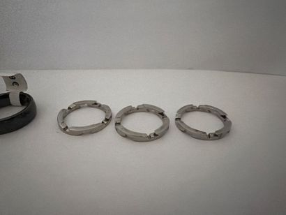 Lot de 7 bagues en acier, décors divers,...