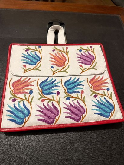 Lot de 3 pochettes en cuir de couleur, décor...