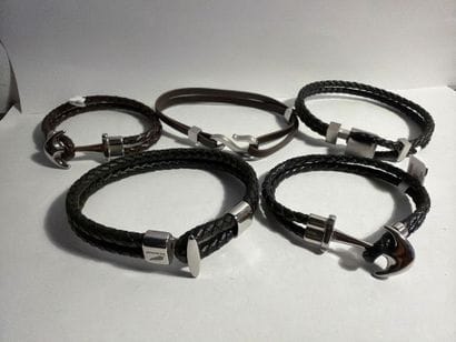 LOTUS - Lot de 5 bracelets en cuir. État...
