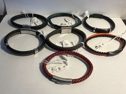 LOTUS - Lot de 7 bracelets en cuir et métal....