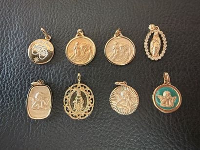 Lot de 7 médailles religieuses en métal doré...