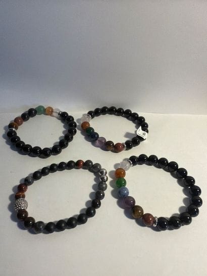 Lot de 4 bracelets en perles de pierres dures....