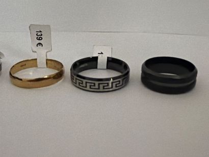 Lot de 7 bagues ou alliances en acier, décors...