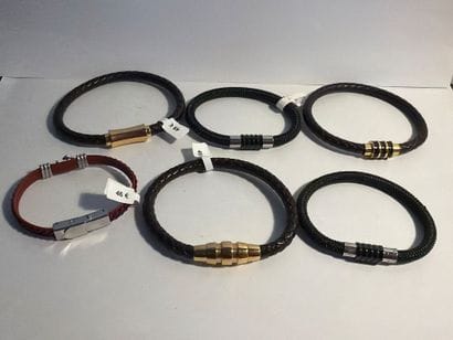LOTUS - Lot de 6 bracelets en cuir et métal....