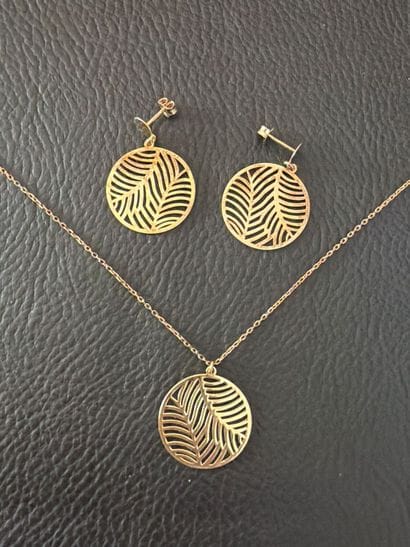 Lot comprenant un paire de boucles d’oreilles,...