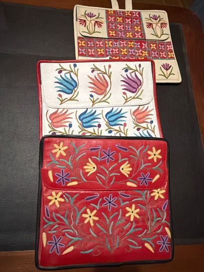 Lot de 3 pochettes en cuir de couleur, décor...