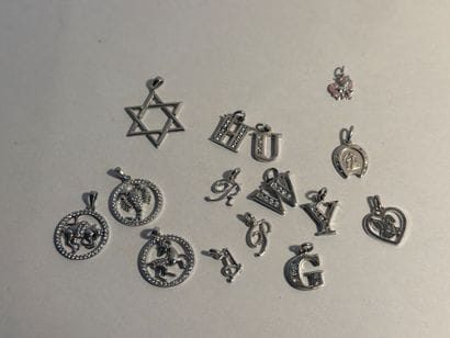Lot de 16 pendentifs en argent 925%, signes...