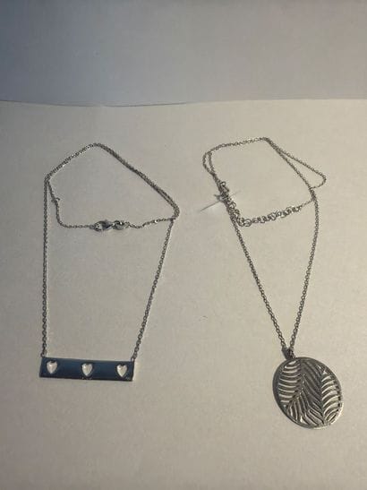 Lot de deux chaînes en argent 925‰, pendentif...