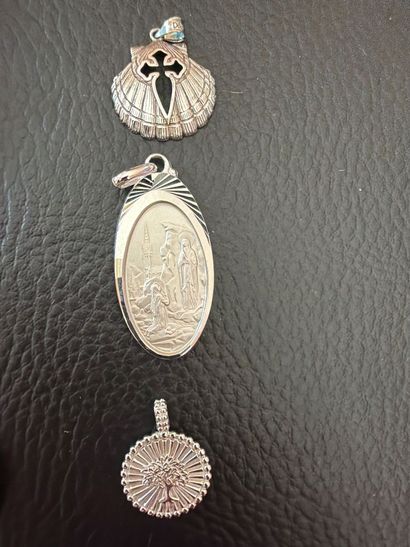 Lot de 23 médailles religieuses en argent...